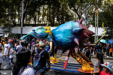 Mexico City, Meksika - 19 Ekim 2024 Mexico City 'deki Reforma Caddesi' nde Alebrijes adında renkli hayali yaratıkların geleneksel geçit töreni.