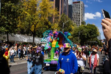 Mexico City, Meksika - 19 Ekim 2024 Mexico City 'deki Reforma Caddesi' nde Alebrijes adında renkli hayali yaratıkların geleneksel geçit töreni.