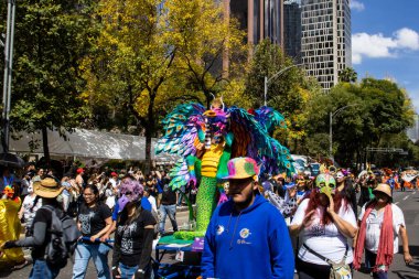Mexico City, Meksika - 19 Ekim 2024 Mexico City 'deki Reforma Caddesi' nde Alebrijes adında renkli hayali yaratıkların geleneksel geçit töreni.