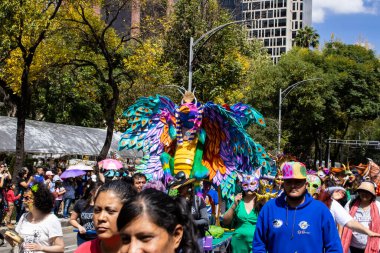 Mexico City, Meksika - 19 Ekim 2024 Mexico City 'deki Reforma Caddesi' nde Alebrijes adında renkli hayali yaratıkların geleneksel geçit töreni.