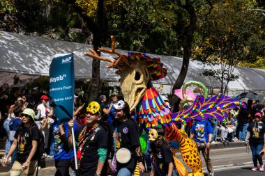 Mexico City, Meksika - 19 Ekim 2024 Mexico City 'deki Reforma Caddesi' nde Alebrijes adında renkli hayali yaratıkların geleneksel geçit töreni.