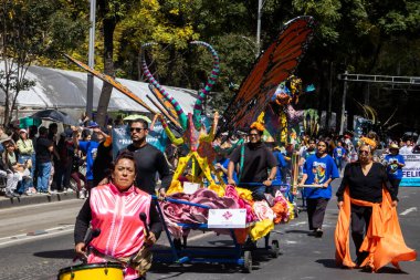 Mexico City, Meksika - 19 Ekim 2024 Mexico City 'deki Reforma Caddesi' nde Alebrijes adında renkli hayali yaratıkların geleneksel geçit töreni.