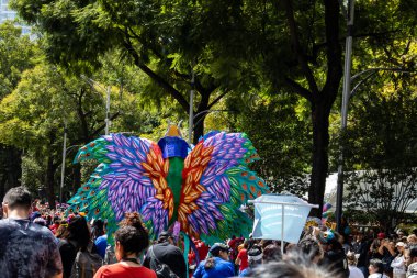 Mexico City, Meksika - 19 Ekim 2024 Mexico City 'deki Reforma Caddesi' nde Alebrijes adında renkli hayali yaratıkların geleneksel geçit töreni.