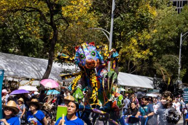 Mexico City, Meksika - 19 Ekim 2024 Mexico City 'deki Reforma Caddesi' nde Alebrijes adında renkli hayali yaratıkların geleneksel geçit töreni.