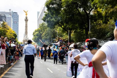 Mexico City, Meksika - 19 Ekim 2024 Mexico City 'deki Reforma Caddesi' nde Alebrijes adında renkli hayali yaratıkların geleneksel geçit töreni.