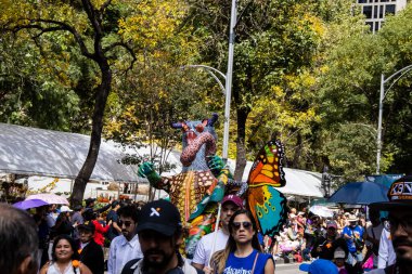 Mexico City, Meksika - 19 Ekim 2024 Mexico City 'deki Reforma Caddesi' nde Alebrijes adında renkli hayali yaratıkların geleneksel geçit töreni.