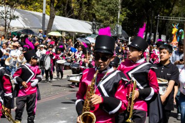 Mexico City, Meksika - 19 Ekim 2024 Mexico City 'deki Reforma Caddesi' nde Alebrijes adında renkli hayali yaratıkların geleneksel geçit töreni.