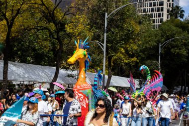 Mexico City, Meksika - 19 Ekim 2024 Mexico City 'deki Reforma Caddesi' nde Alebrijes adında renkli hayali yaratıkların geleneksel geçit töreni.