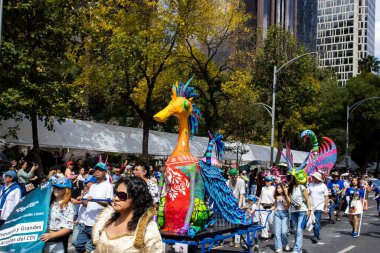 Mexico City, Meksika - 19 Ekim 2024 Mexico City 'deki Reforma Caddesi' nde Alebrijes adında renkli hayali yaratıkların geleneksel geçit töreni.