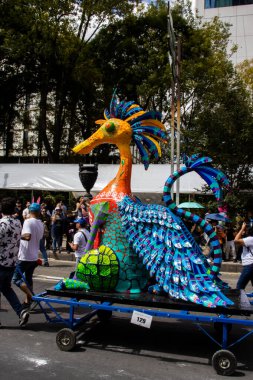 Mexico City, Meksika - 19 Ekim 2024 Mexico City 'deki Reforma Caddesi' nde Alebrijes adında renkli hayali yaratıkların geleneksel geçit töreni.