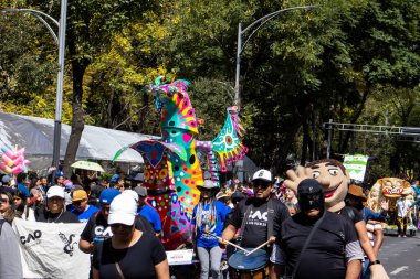 Mexico City, Meksika - 19 Ekim 2024 Mexico City 'deki Reforma Caddesi' nde Alebrijes adında renkli hayali yaratıkların geleneksel geçit töreni.