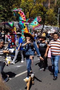 Mexico City, Meksika - 19 Ekim 2024 Mexico City 'deki Reforma Caddesi' nde Alebrijes adında renkli hayali yaratıkların geleneksel geçit töreni.