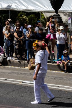 Mexico City, Meksika - 19 Ekim 2024 Mexico City 'deki Reforma Caddesi' nde Alebrijes adında renkli hayali yaratıkların geleneksel geçit töreni.