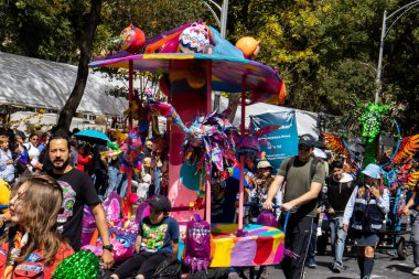 Mexico City, Meksika - 19 Ekim 2024 Mexico City 'deki Reforma Caddesi' nde Alebrijes adında renkli hayali yaratıkların geleneksel geçit töreni.