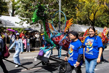 Mexico City, Meksika - 19 Ekim 2024 Mexico City 'deki Reforma Caddesi' nde Alebrijes adında renkli hayali yaratıkların geleneksel geçit töreni.