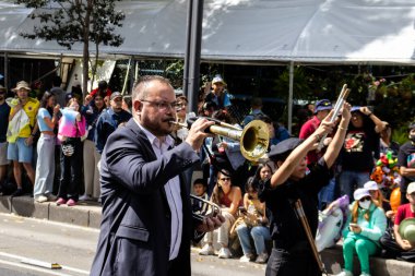 Mexico City, Meksika - 19 Ekim 2024 Mexico City 'deki Reforma Caddesi' nde Alebrijes adında renkli hayali yaratıkların geleneksel geçit töreni.