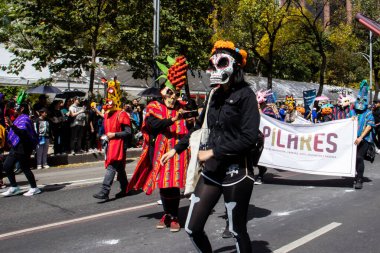 Mexico City, Meksika - 19 Ekim 2024 Mexico City 'deki Reforma Caddesi' nde Alebrijes adında renkli hayali yaratıkların geleneksel geçit töreni.