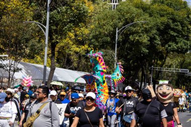 Mexico City, Meksika - 19 Ekim 2024 Mexico City 'deki Reforma Caddesi' nde Alebrijes adında renkli hayali yaratıkların geleneksel geçit töreni.
