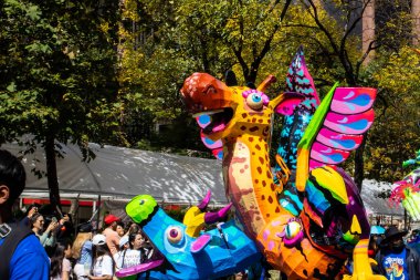 Mexico City, Meksika - 19 Ekim 2024 Mexico City 'deki Reforma Caddesi' nde Alebrijes adında renkli hayali yaratıkların geleneksel geçit töreni.