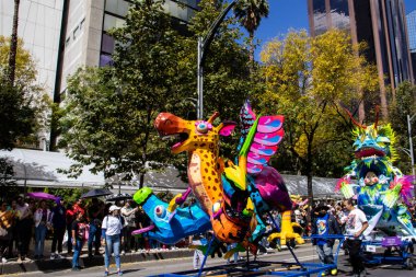 Mexico City, Meksika - 19 Ekim 2024 Mexico City 'deki Reforma Caddesi' nde Alebrijes adında renkli hayali yaratıkların geleneksel geçit töreni.