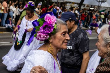 Mexico City, Meksika - 19 Ekim 2024 Mexico City 'deki Reforma Caddesi' nde Alebrijes adında renkli hayali yaratıkların geleneksel geçit töreni.