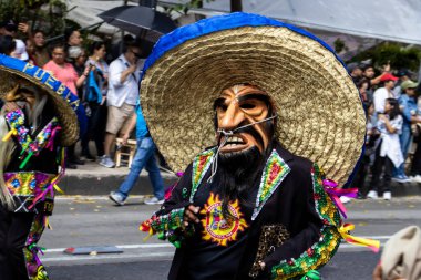 Mexico City, Meksika - 19 Ekim 2024 Mexico City 'deki Reforma Caddesi' nde Alebrijes adında renkli hayali yaratıkların geleneksel geçit töreni.
