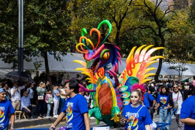 Mexico City, Meksika - 19 Ekim 2024 Mexico City 'deki Reforma Caddesi' nde Alebrijes adında renkli hayali yaratıkların geleneksel geçit töreni.