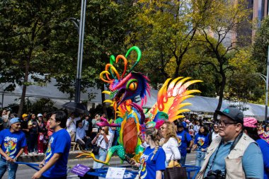 Mexico City, Meksika - 19 Ekim 2024 Mexico City 'deki Reforma Caddesi' nde Alebrijes adında renkli hayali yaratıkların geleneksel geçit töreni.