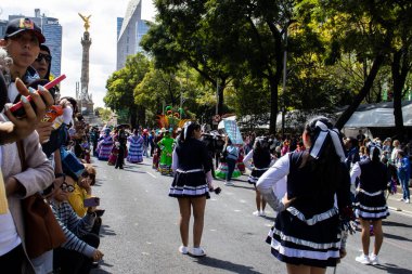 Mexico City, Meksika - 19 Ekim 2024 Mexico City 'deki Reforma Caddesi' nde Alebrijes adında renkli hayali yaratıkların geleneksel geçit töreni.