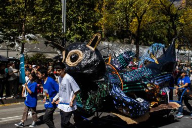 Mexico City, Meksika - 19 Ekim 2024 Mexico City 'deki Reforma Caddesi' nde Alebrijes adında renkli hayali yaratıkların geleneksel geçit töreni.