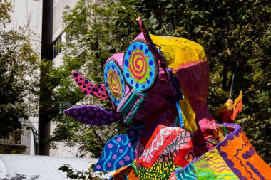 Mexico City, Meksika - 19 Ekim 2024 Mexico City 'deki Reforma Caddesi' nde Alebrijes adında renkli hayali yaratıkların geleneksel geçit töreni.