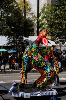 Mexico City, Meksika - 19 Ekim 2024 Mexico City 'deki Reforma Caddesi' nde Alebrijes adında renkli hayali yaratıkların geleneksel geçit töreni.