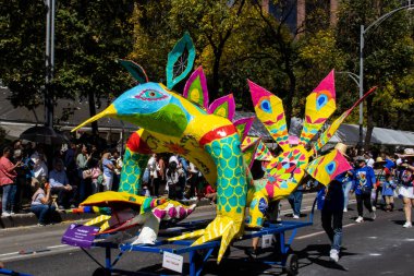 Mexico City, Meksika - 19 Ekim 2024 Mexico City 'deki Reforma Caddesi' nde Alebrijes adında renkli hayali yaratıkların geleneksel geçit töreni.