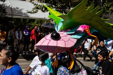 Mexico City, Meksika - 19 Ekim 2024 Mexico City 'deki Reforma Caddesi' nde Alebrijes adında renkli hayali yaratıkların geleneksel geçit töreni.