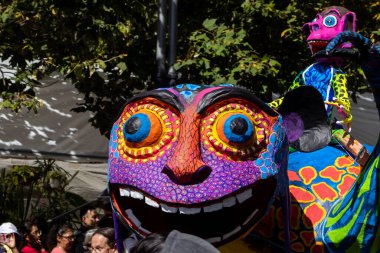 Mexico City, Meksika - 19 Ekim 2024 Mexico City 'deki Reforma Caddesi' nde Alebrijes adında renkli hayali yaratıkların geleneksel geçit töreni.