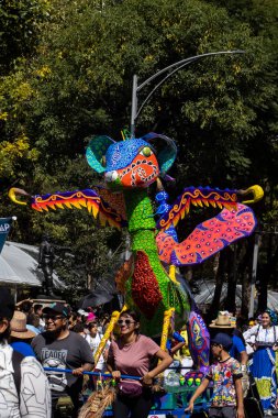 Mexico City, Meksika - 19 Ekim 2024 Mexico City 'deki Reforma Caddesi' nde Alebrijes adında renkli hayali yaratıkların geleneksel geçit töreni.