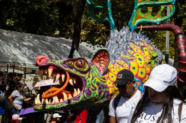 Mexico City, Meksika - 19 Ekim 2024 Mexico City 'deki Reforma Caddesi' nde Alebrijes adında renkli hayali yaratıkların geleneksel geçit töreni.