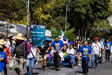 Mexico City, Meksika - 19 Ekim 2024 Mexico City 'deki Reforma Caddesi' nde Alebrijes adında renkli hayali yaratıkların geleneksel geçit töreni.