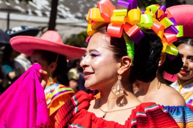 Mexico City, Meksika - 19 Ekim 2024 Mexico City 'deki Reforma Caddesi' nde Alebrijes adında renkli hayali yaratıkların geleneksel geçit töreni.