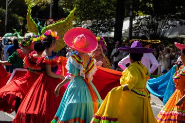 Mexico City, Meksika - 19 Ekim 2024 Mexico City 'deki Reforma Caddesi' nde Alebrijes adında renkli hayali yaratıkların geleneksel geçit töreni.