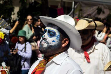Mexico City, Meksika - 19 Ekim 2024 Mexico City 'deki Reforma Caddesi' nde Alebrijes adında renkli hayali yaratıkların geleneksel geçit töreni.