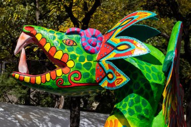 Mexico City, Meksika - 19 Ekim 2024 Mexico City 'deki Reforma Caddesi' nde Alebrijes adında renkli hayali yaratıkların geleneksel geçit töreni.