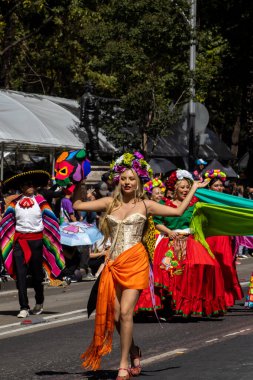 Mexico City, Meksika - 19 Ekim 2024 Mexico City 'deki Reforma Caddesi' nde Alebrijes adında renkli hayali yaratıkların geleneksel geçit töreni.