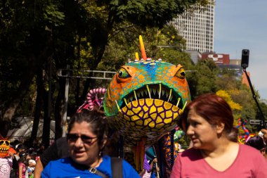 Mexico City, Meksika - 19 Ekim 2024 Mexico City 'deki Reforma Caddesi' nde Alebrijes adında renkli hayali yaratıkların geleneksel geçit töreni.