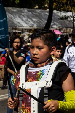 Mexico City, Meksika - 19 Ekim 2024 Mexico City 'deki Reforma Caddesi' nde Alebrijes adında renkli hayali yaratıkların geleneksel geçit töreni.
