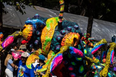 Mexico City, Meksika - 19 Ekim 2024 Mexico City 'deki Reforma Caddesi' nde Alebrijes adında renkli hayali yaratıkların geleneksel geçit töreni.