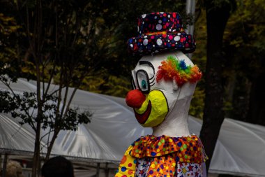 Mexico City, Meksika - 19 Ekim 2024 Mexico City 'deki Reforma Caddesi' nde Alebrijes adında renkli hayali yaratıkların geleneksel geçit töreni.