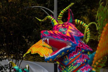 Mexico City, Meksika - 19 Ekim 2024 Mexico City 'deki Reforma Caddesi' nde Alebrijes adında renkli hayali yaratıkların geleneksel geçit töreni.