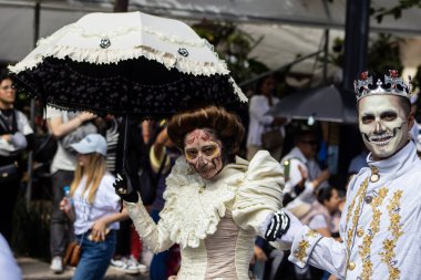 Mexico City, Meksika - 19 Ekim 2024 Mexico City 'deki Reforma Caddesi' nde Alebrijes adında renkli hayali yaratıkların geleneksel geçit töreni.