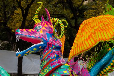 Mexico City, Meksika - 19 Ekim 2024 Mexico City 'deki Reforma Caddesi' nde Alebrijes adında renkli hayali yaratıkların geleneksel geçit töreni.